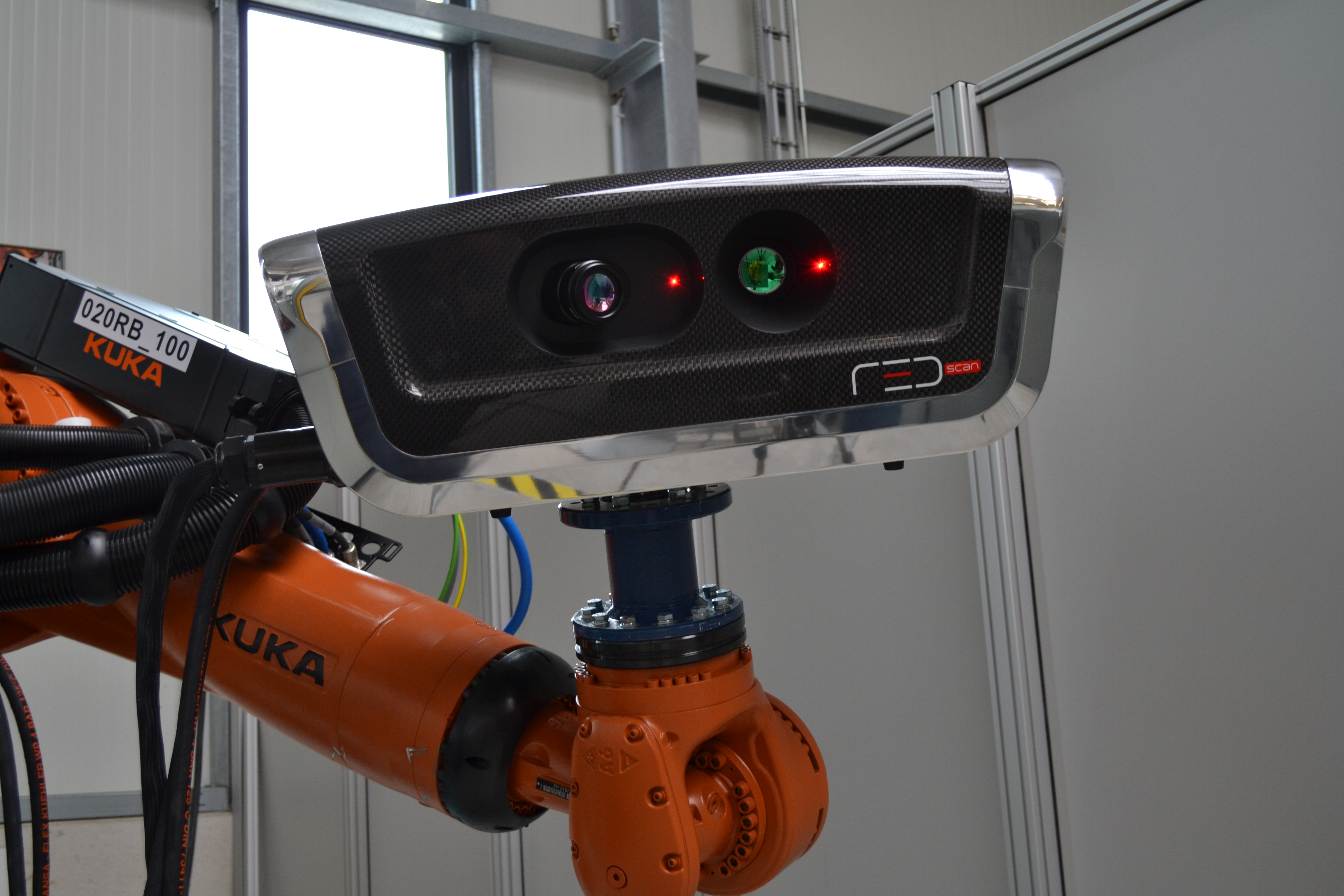 Carbon scanner on the KUKA arm, close up
